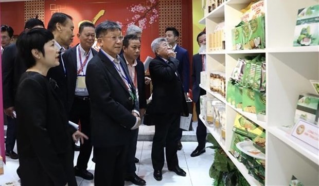 新加坡企业参观越南商品展位。（图：越通社）
