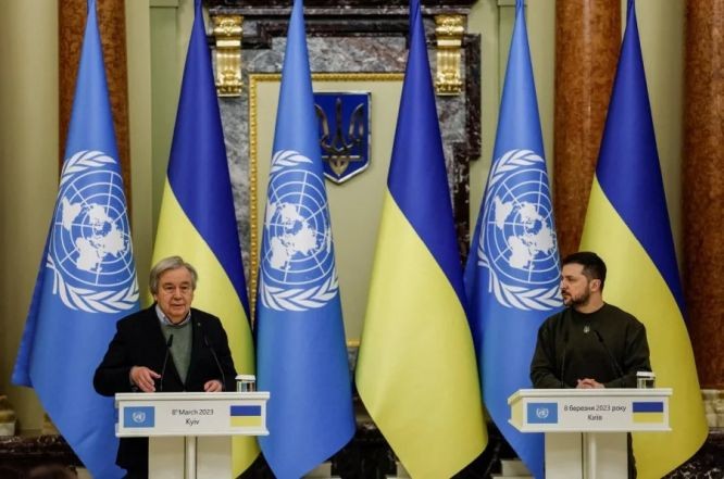 联合国秘书长古特雷斯（左）当地时间8日造访基辅，在与乌克兰总统泽连斯基会晤后举行联合记者会。（图：路透社）