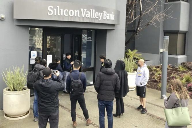 人们站在硅谷银行门口。（图：AP）