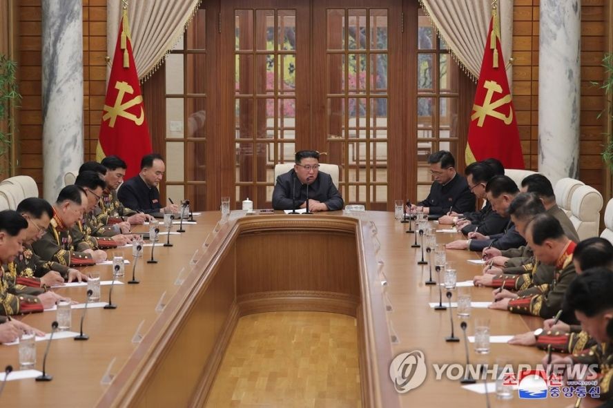 朝鲜国务委员会委员长金正恩(居中)主持会议。（图：韩联社/朝中社）