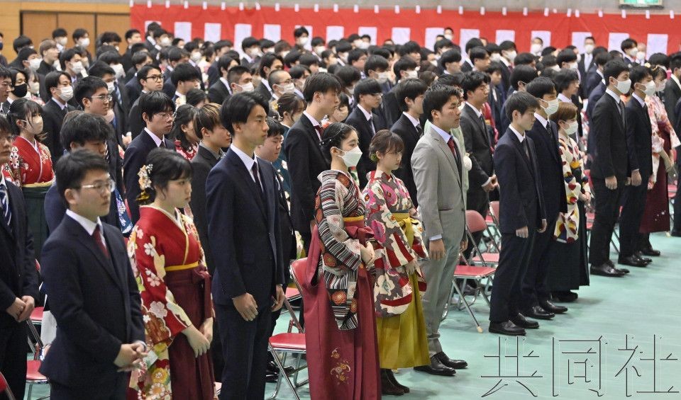 3月1日上午，宫城县仙台市的仙台第一高中举行毕业典礼，一些学生未戴口罩。（图：共同社）