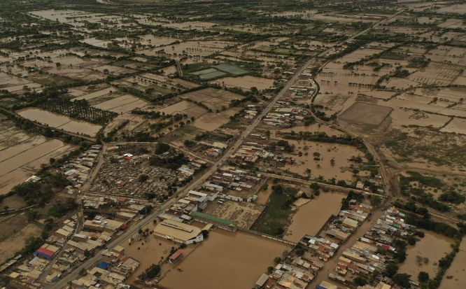 秘鲁首都利马受气旋影响将于14日出现中到大雨。该市市长洛佩斯-阿里亚加称，该市或将有约100万人受相关灾害影响。（图：AP）