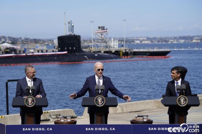 三方联合声明称，美国将向澳大利亚出售3艘“弗吉尼亚”级攻击核潜艇，交易大约在30年代初完成，后续有可能追加2艘。（图：CCTV视频截图）