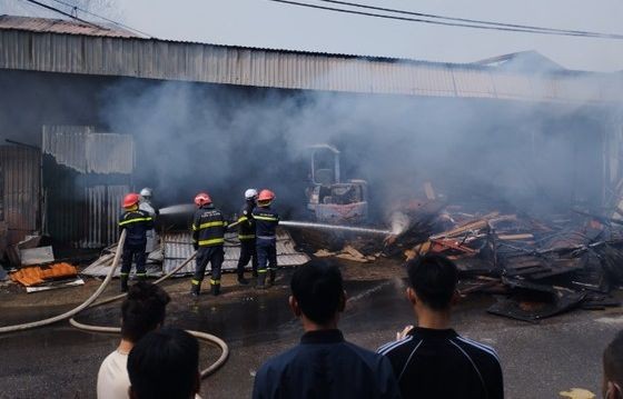 及时扑灭加油站附近发生火警