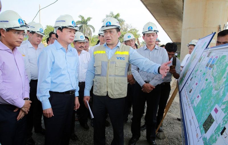 政府副总理陈红河（前左二）在听取该项目管委会负责人的施工进度汇报。（图：VGP）