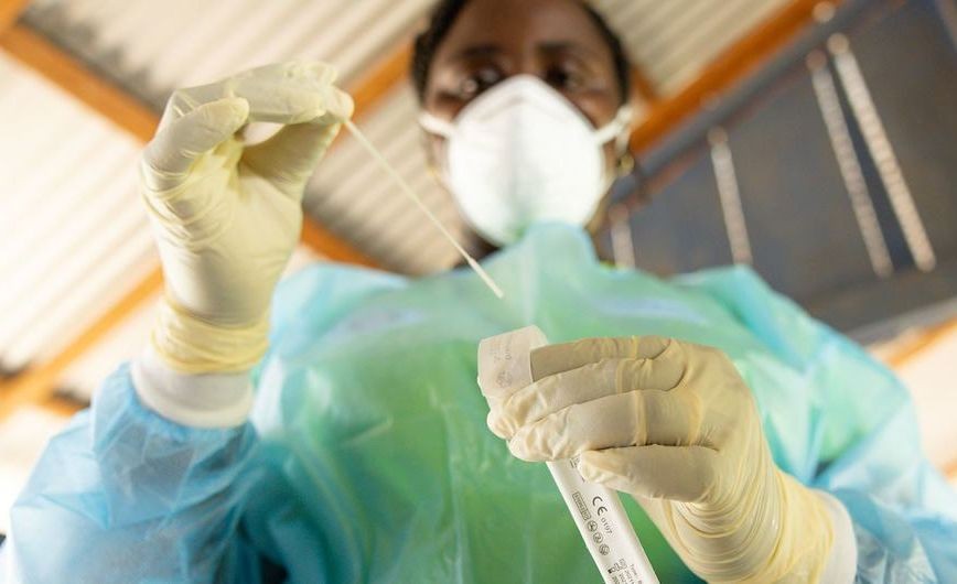 苏里南的一名卫生工作者正准备进行新冠病毒快速检测。（图：WHO）