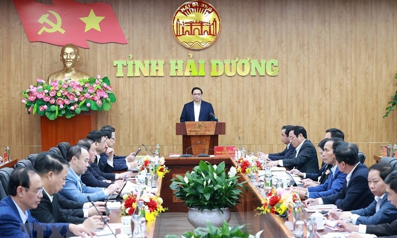政府总理范明政（中）在会议上发表讲话。（图：越通社）