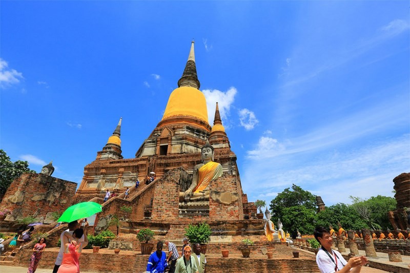 游客参观泰国大城府历史公园。（图：互联网）