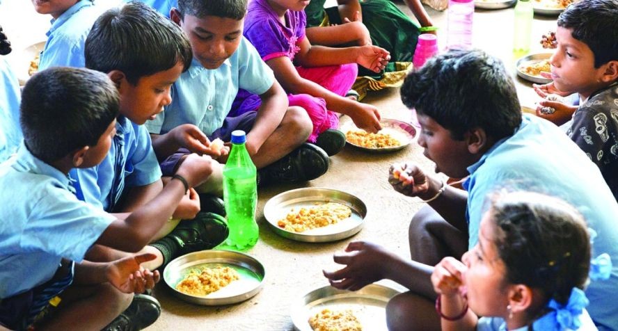 印度小学生在食用小米加工的营养午餐。