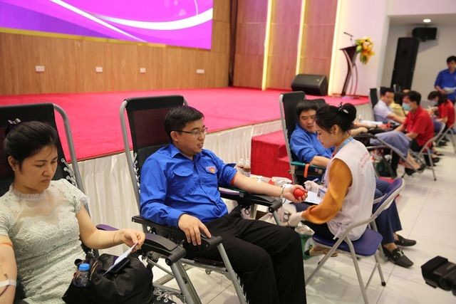 政府办公厅年轻人员响应人道捐血活动。（图：VGP）