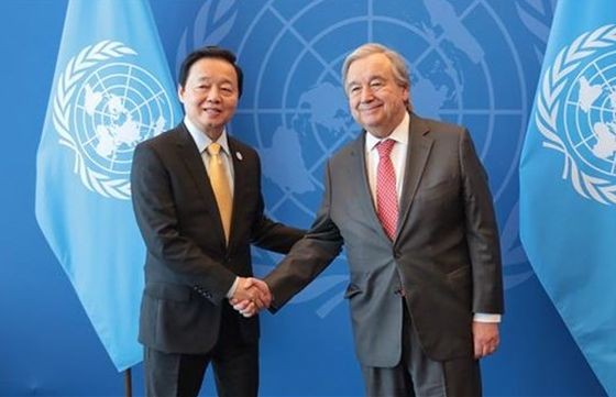 政府副总理陈红河（左）会见联合国秘书长古特雷斯。（图：越通社）