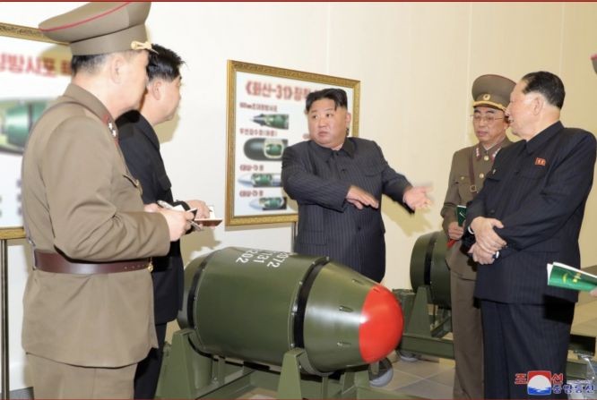 朝鲜国务委员会委员长金正恩27日视察战术核弹头并指导核能武器化工作。（图：朝中社）