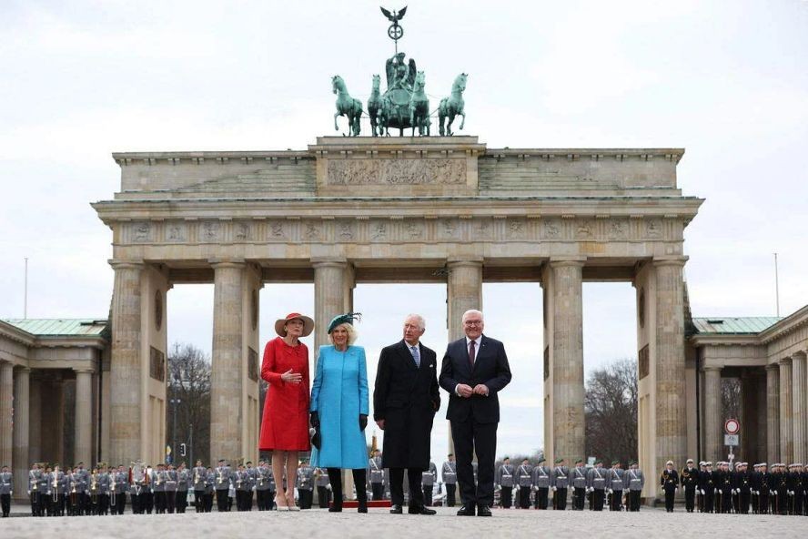 德国第一夫人布登本德（左起）、英国王后卡米拉、英国国王查尔斯三世和德国总统施泰因迈尔3月29日在柏林的勃兰登堡门出席了欢迎仪式。（图：AFP）