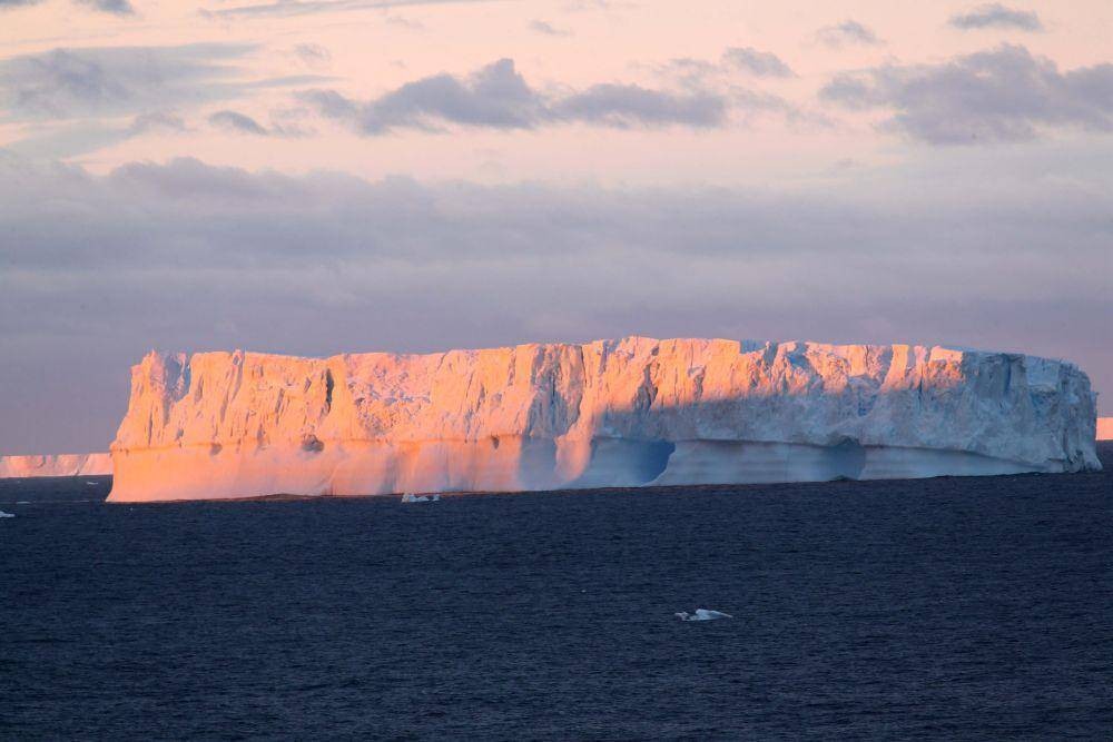 图为2019年2月13日拍摄的中山站附近的冰山及南极冰盖边缘。（图：新华社）
