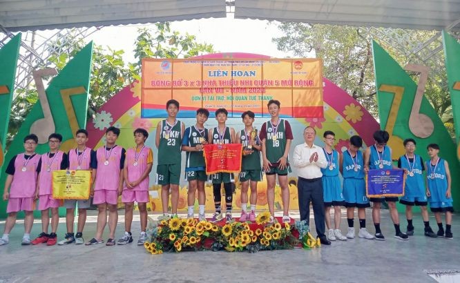 穗城会馆理事长卢耀南向麦剑雄中学参赛队颁发一等奖。