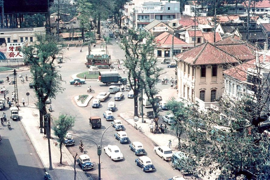 1975年前的“总督芳”街(周文廉街)与鸿庞街的交通枢纽。