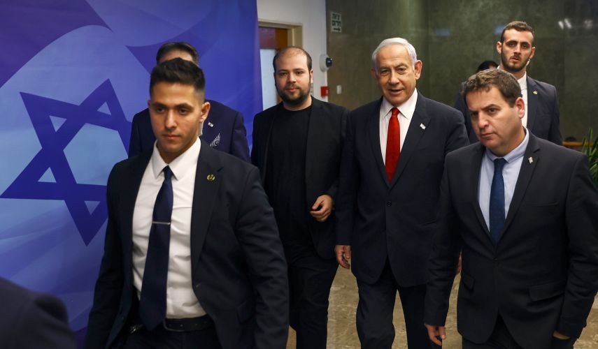 4月2日，以色列总理内塔尼亚胡（中右）抵达在耶路撒冷总理办公室举行的内阁会议。（图：AP）