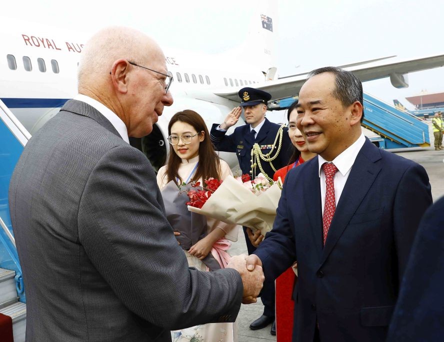 国家主席办公厅主任黎庆海在内牌国际机场迎接澳大利亚总督戴维‧赫尔利。（图：越通社）