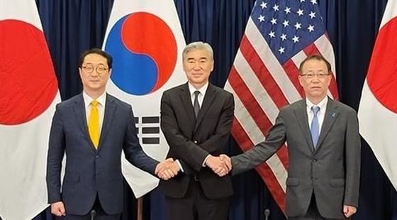 左起依次为韩国外交部韩半岛和平交涉本部长金健、美国对朝特别代表星·金和日本外务省亚洲大洋洲局局长船越健裕。（图：韩联社）