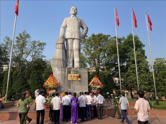 广治省领导代表在黎笋总书记塑像台下上香献花。（图：越通社）