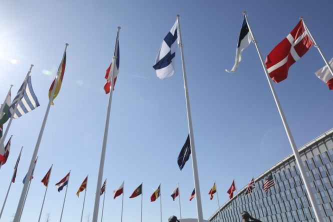 北约总部外升起芬兰国旗。（图：AP）