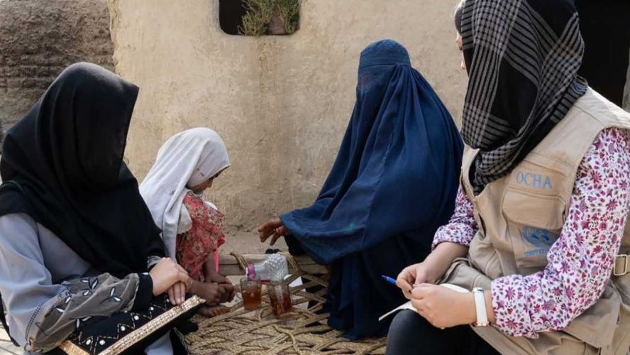 在阿富汗东部的楠格哈尔省，人道协调厅的一名工作人员与流离失所的妇女交谈。（图：联合国）