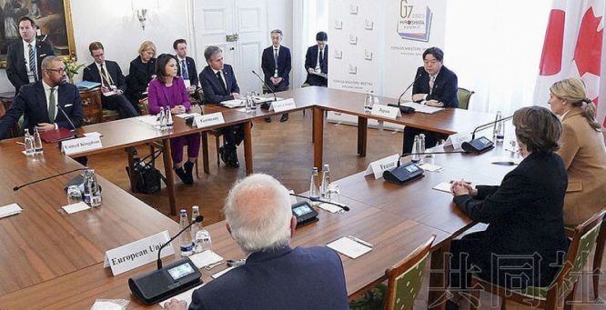 日本外相林芳正（右后方）出席G7外长会议。2月摄于德国慕尼黑。（图：共同社）