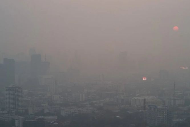 图为 3月8日，泰国首都曼谷清晨笼罩在一片雾霾之中，市民受促避免户外活动，外出时戴上口罩。（图：路透社）