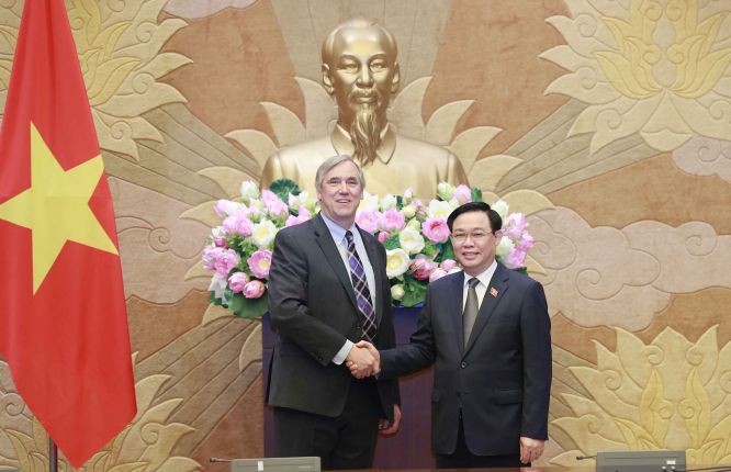 国会主席王廷惠（右）接见美国参议员杰夫默克利。（图：越通社）