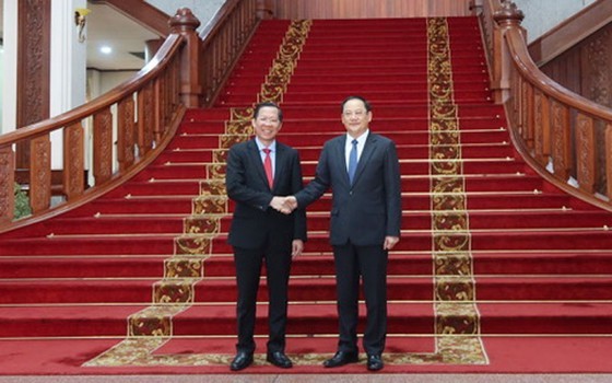 市人委会主席潘文迈（左）拜访老挝政府总理宋赛‧西潘敦。（图：瑞宇）