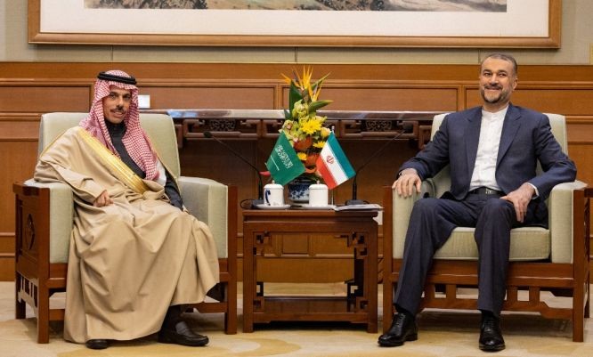 沙特外交大臣费萨尔与伊朗外长阿卜杜拉希扬，4月6日在北京举行七年多以来首次两国外长正式会晤。（图：AFP）