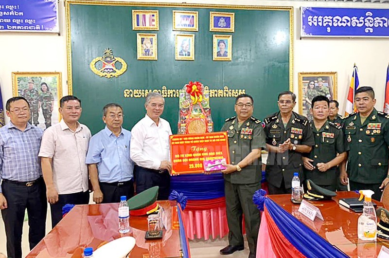 市司令部祝贺柬埔寨军队传统新年