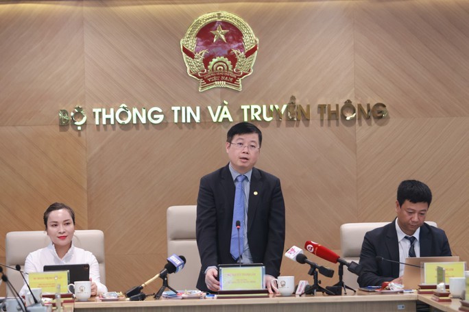 新闻与传播部副部长阮清霖主持新闻发布会。
