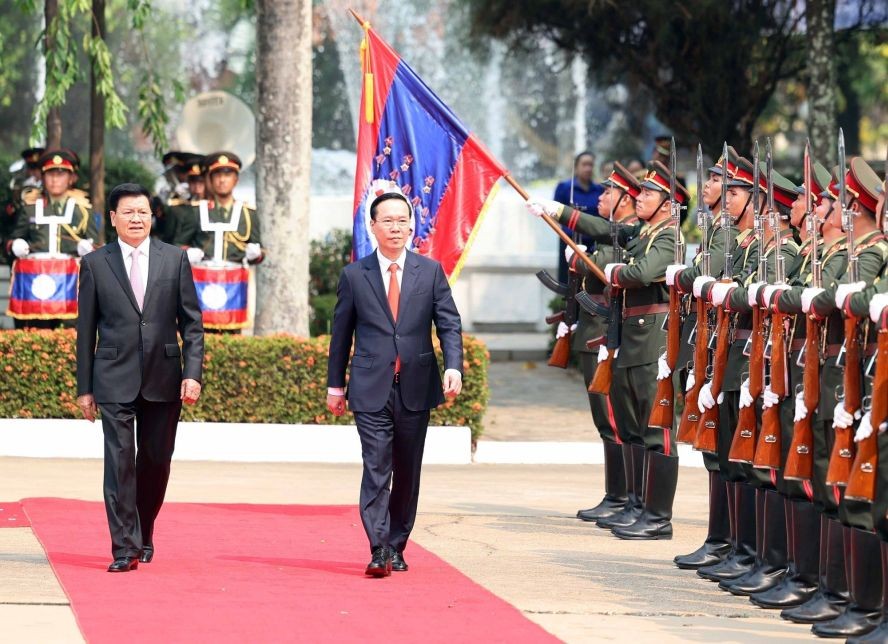 老挝人民革命党中央总书记、国家主席通伦‧西苏里与越南国家主席武文赏检阅仪仗队。（图：越通社）