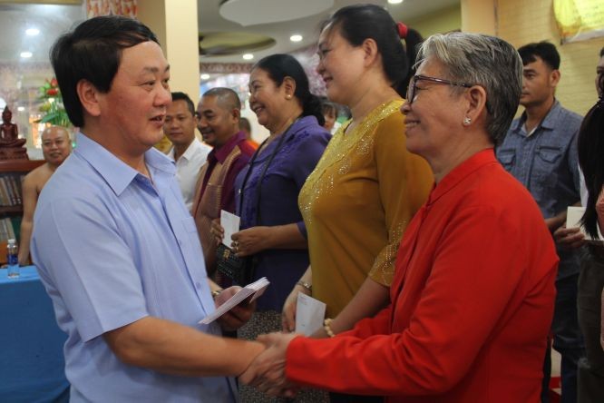 党中央委员、民族委员会主任侯亚令部长向高棉族具威信者赠送礼物。