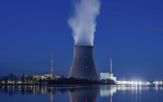 当地时间2023年4月5日，德国巴伐利亚，水蒸气从伊萨尔2号核电站的冷却室上升。（图：视觉中国）