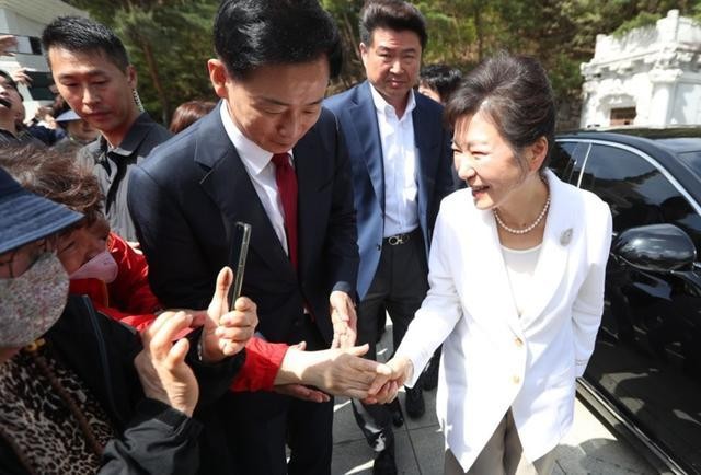 朴槿惠4月11日在大邱公开露面。（图：韩国纽西斯通讯社）