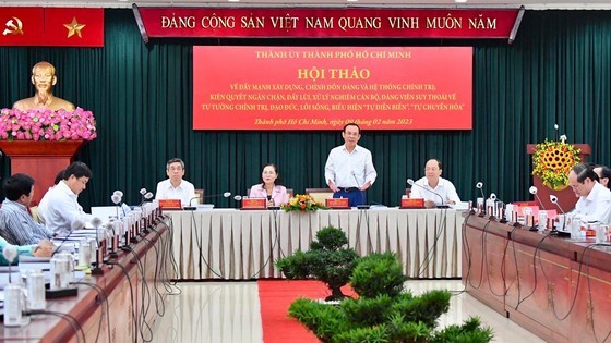 党中央政治局委员、市委书记阮文年主持市委于2023年2月召开的党部和政治体系建设与整顿研讨会。