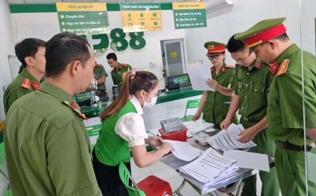 林同省公安力量在检查F88金融公司的一个经营单位。（图：警方提供）