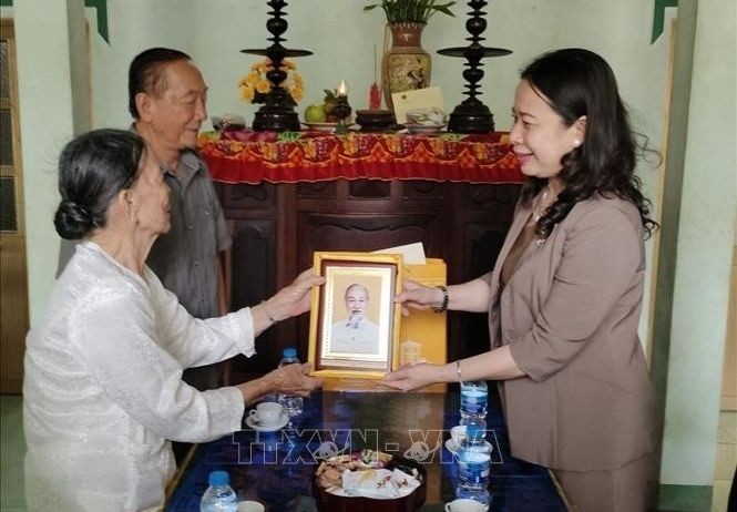 国家副主席探望槟椥省越南英雄母亲