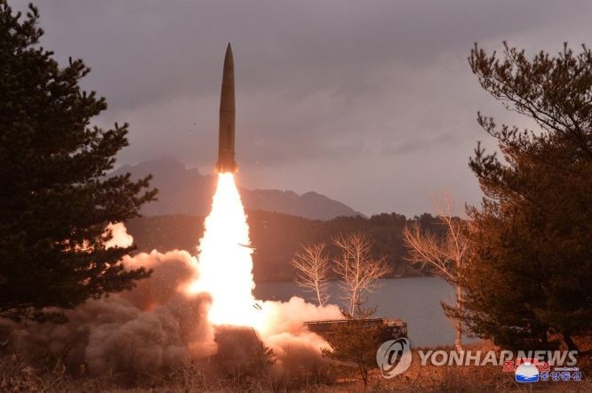 朝鲜发射导弹现场照。（图：韩联社/朝中社）