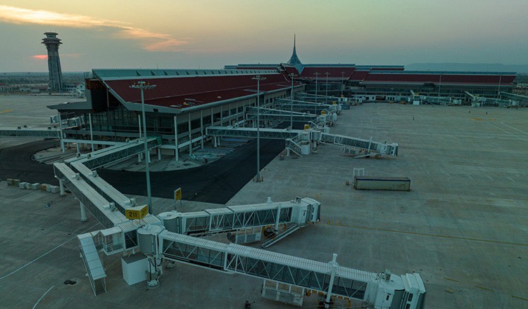 暹粒吴哥国际机场将于今年10月投入运营。（图：柬华日报）