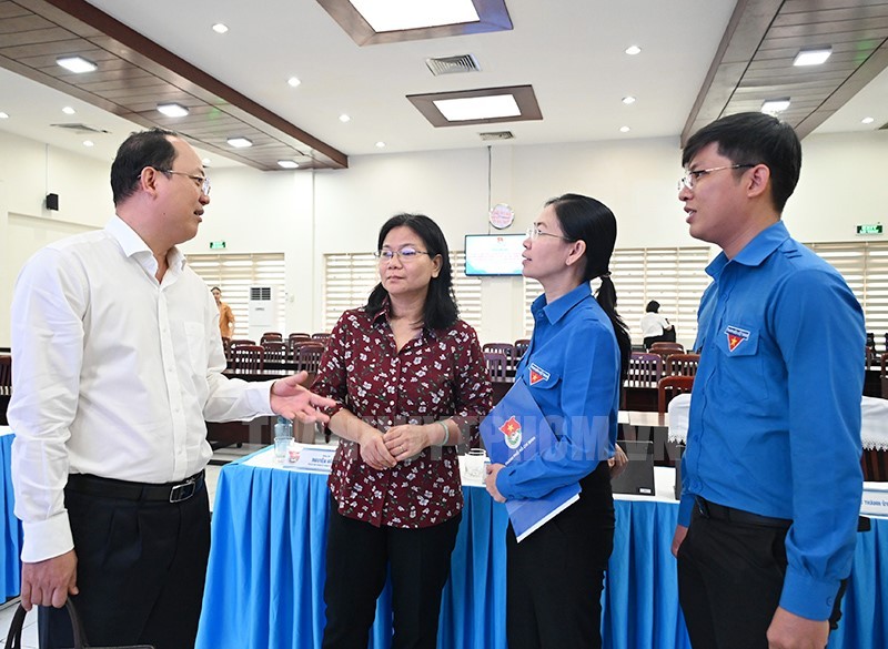 市委副书记阮胡海（左一）同与会代表交换意见。（图：市党部新闻网）