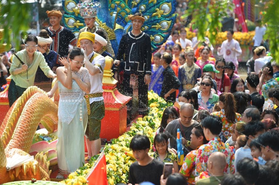 人们在泰国曼谷庆祝泼水节。（图：新华社）
