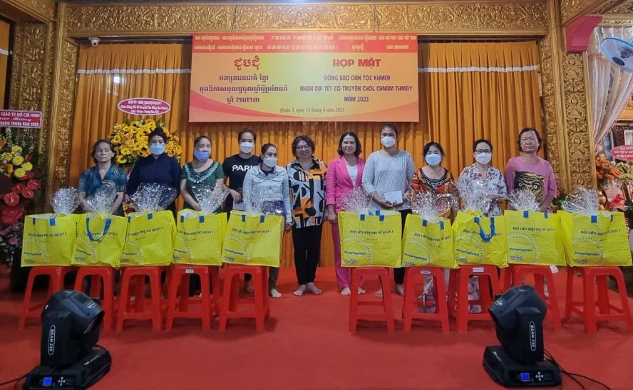 市各民族文学艺术协会常值副主席张四妹向高棉族贫困户赠送礼物。