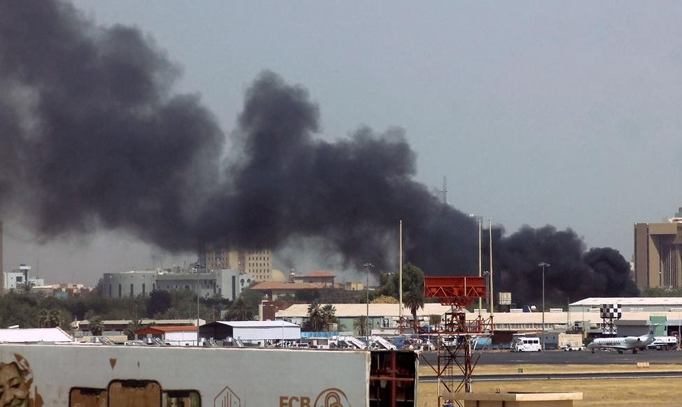 苏丹喀土穆，发生冲突后，喀土穆机场附近的建筑物上空发出浓烟。（图：互联网）