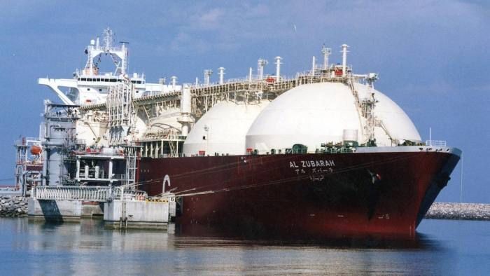 一艘在卡塔尔北部拉斯拉凡斯港运送液化天然气 的船只。（图：AP）