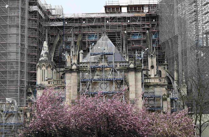 当地时间2023年4月15日，法国巴黎，巴黎圣母院的修复工程仍在紧张进行。（图：互联网）
