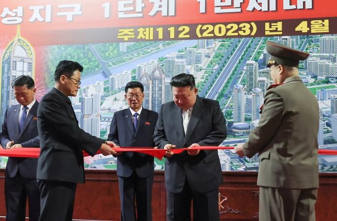 金正恩（右二）在朝鲜平壤华城地区1万套新公寓的落成仪式上剪彩。（图：EPA）