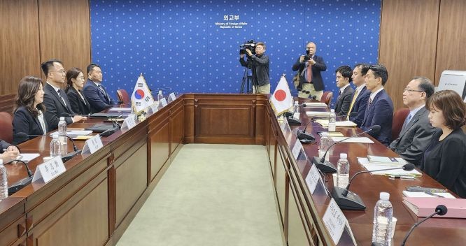 日本外务省亚洲大洋洲局长船越健裕(右二)和韩国外交部亚洲太平洋局长徐旻廷(左一)出席日韩安保对话。（图：共同社）